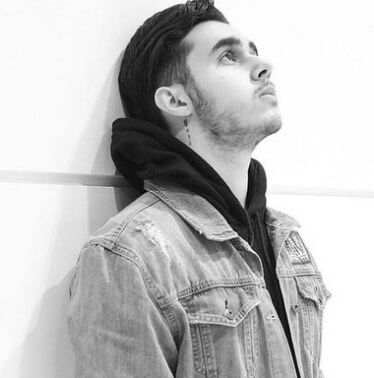 دانلود آهنگ ایلیا چشای رنگیش با همه فرق داشت طعم اون لباش ایلیا چشای رنگیش با همه فرق داشت طعم اون لباش