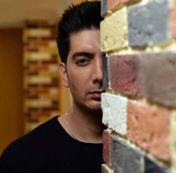 دانلود آهنگ میخندی و خندت مث اون اولا نیست اینجایی اما فکرت اصلا اینجاها نیست فرزاد فرزین Mp3 دانلود آهنگ میخندی و خندت مث اون اولا نیست اینجایی اما فکرت اصلا اینجاها نیست فرزاد فرزین Mp3