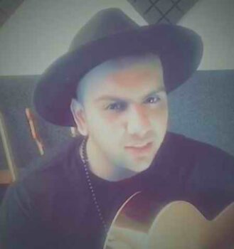 دانلود آهنگ اگه تو باشی مهم نیست دنیا نباشه کیه یه دنیا مث تو توی چشاشه فرشید ادهمی Mp3 دانلود آهنگ اگه تو باشی مهم نیست دنیا نباشه کیه یه دنیا مث تو توی چشاشه فرشید ادهمی Mp3