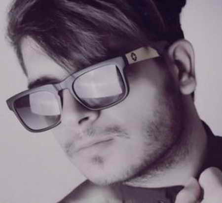 دانلود آهنگ هنوزم یه لبخند یه چشمای خوش رنگ تو گوشیم یه آهنگ تورو یادم میارن ایمان غلامی Mp3 دانلود آهنگ هنوزم یه لبخند یه چشمای خوش رنگ تو گوشیم یه آهنگ تورو یادم میارن ایمان غلامی Mp3