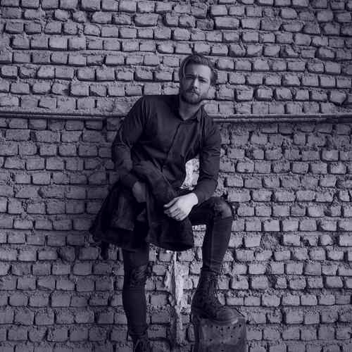 دانلود آهنگ قربون تو برم که نگات ول نمیکنه منو منو ماکان بند Mp3 دانلود آهنگ قربون تو برم که نگات ول نمیکنه منو منو ماکان بند Mp3