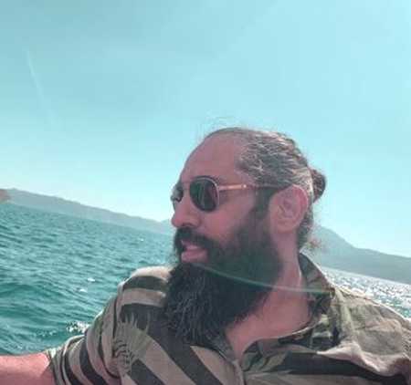 دانلود آهنگ خوابم برده روی شونه ی عاشق تو چشمام بستس روی این همه هق هق تو روزبه نعمت الهی Mp3