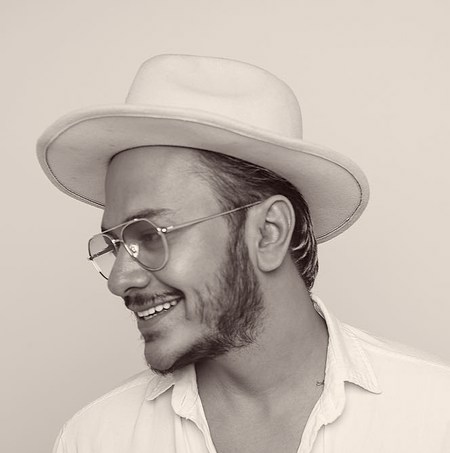 دانلود آهنگ اینبار شوخی نیست نگیر جلو رامو فهمیدی من میرم میگیری دستامو اشوان Mp3