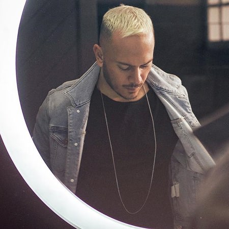 دانلود آهنگ من هنوزم حس میکنم یه احساسی میتونه بین ما دوتا باشه اشوان Mp3