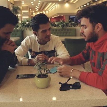 دانلود آهنگ منم و یه چاردیواری نور شمع و بوی عود خسته از این شب بیداری امو بند Mp3 دانلود آهنگ منم و یه چاردیواری نور شمع و بوی عود خسته از این شب بیداری امو بند Mp3