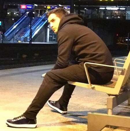 دانلود آهنگ چرا امروزم مث دیروز و فرداست این چه تقدیر سیاهیه خدایا محسن یگانه Mp3