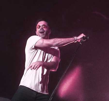 دانلود آهنگ عشقی و که حتی یه لحظه نمیکنه تو مثل یه سیاره اومدی دور دلم گشتی سیروان خسروی Mp3 دانلود آهنگ عشقی و که حتی یه لحظه نمیکنه تو مثل یه سیاره اومدی دور دلم گشتی سیروان خسروی Mp3